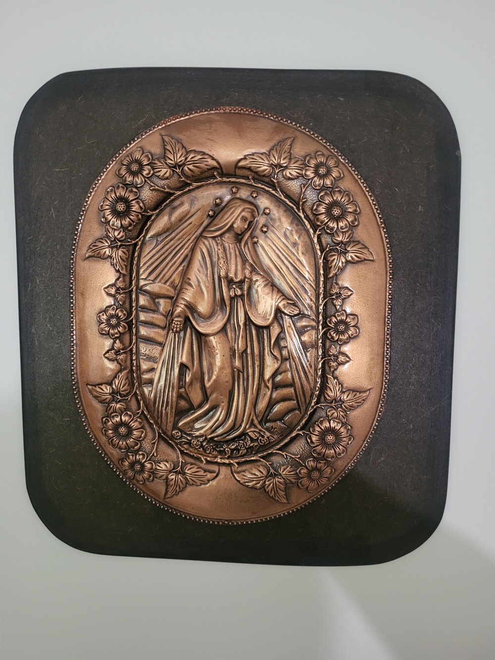 St Mary bronze like statue mounted on a faux wood plaque 12 " x 13.5 " like new